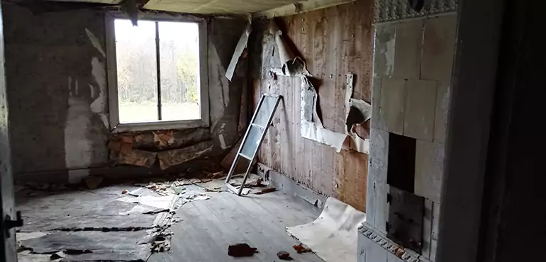Why Selling a Distressed House Through Traditional Methods Fails in Los Angeles
